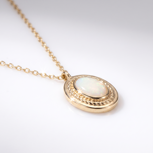 Gouden collier met ovale opaal hanger