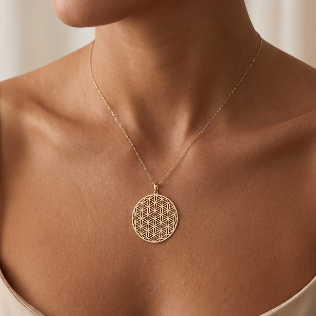 Gouden collier met opengewerkte cirkel