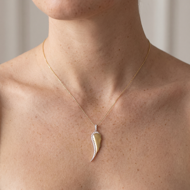 Gouden collier met vleugelhanger en zirkonia