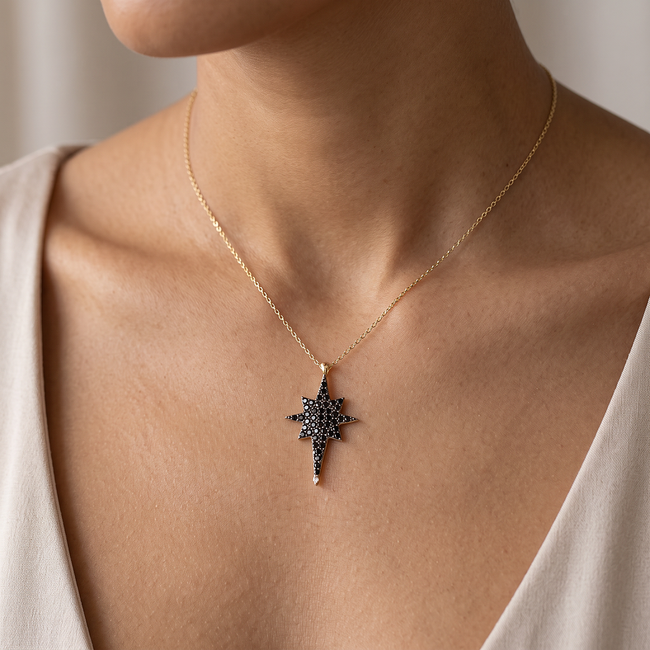 Gouden collier met sterhanger en zwarte zirkonia