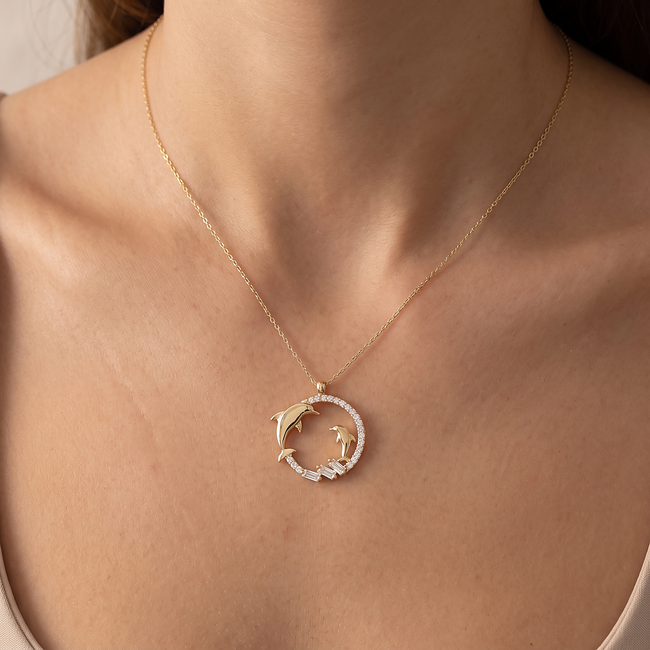 Gouden collier met dolfijnen in cirkel