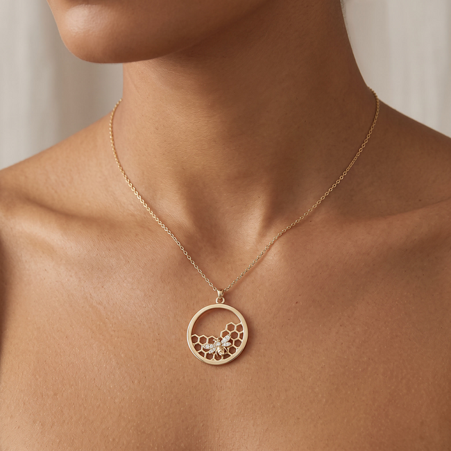 Gouden collier met honingraat hanger en bijtje