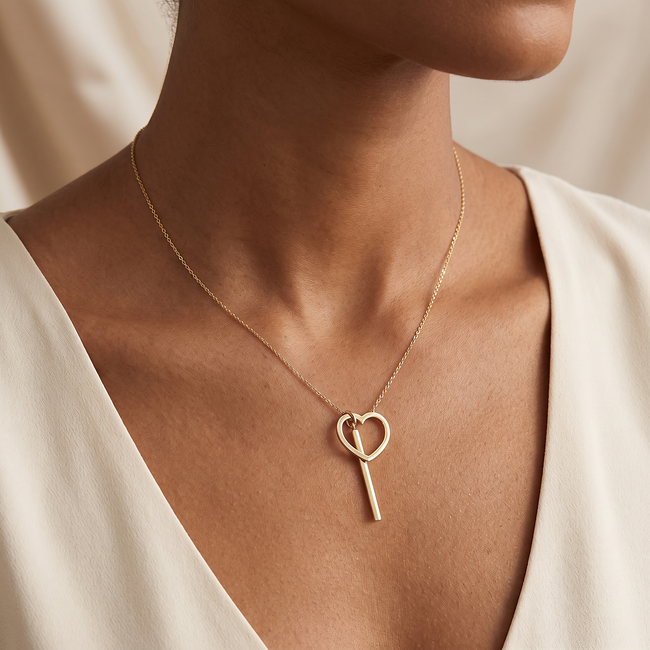 Gouden collier met hart en graveerstaaf