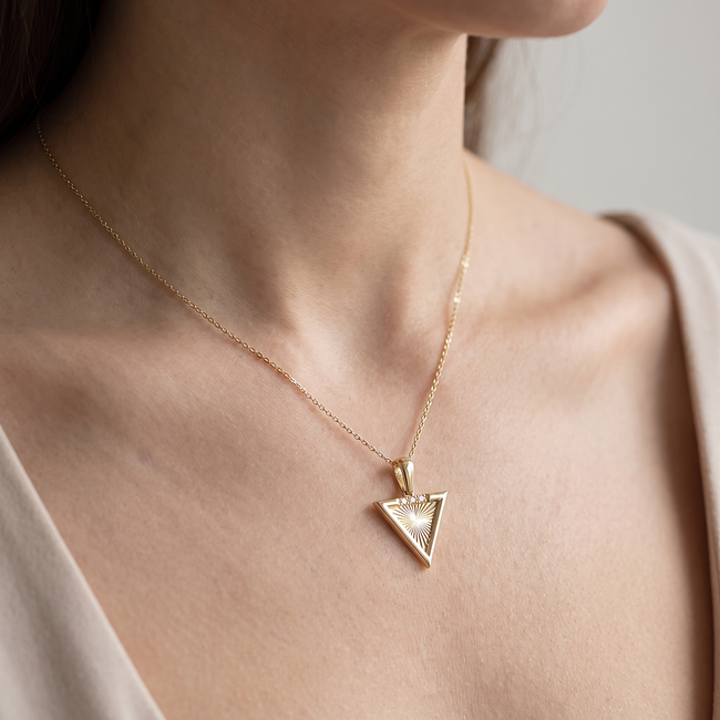 Gouden collier met driehoekhanger