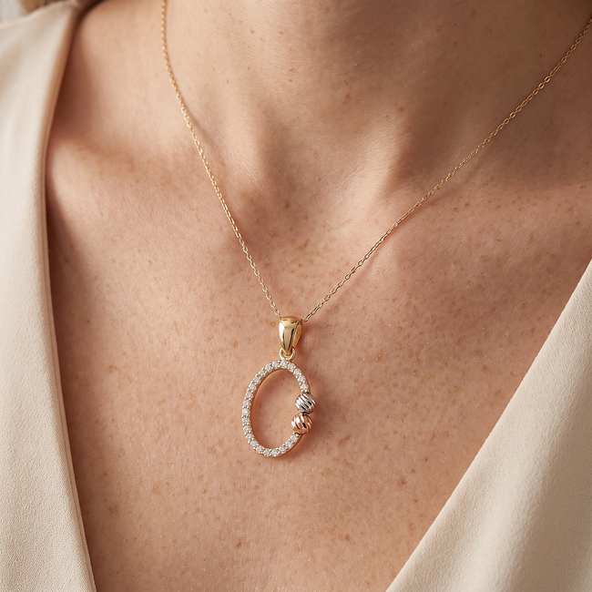 Gouden collier met cirkelhanger en zirkonia