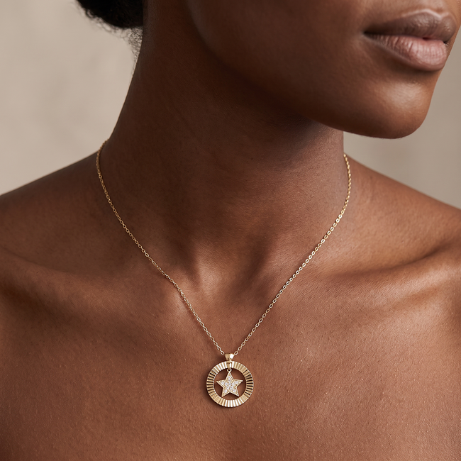 Gouden collier met geribbelde ster hanger