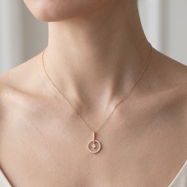 Gouden cirkelcollier met solitaire steen