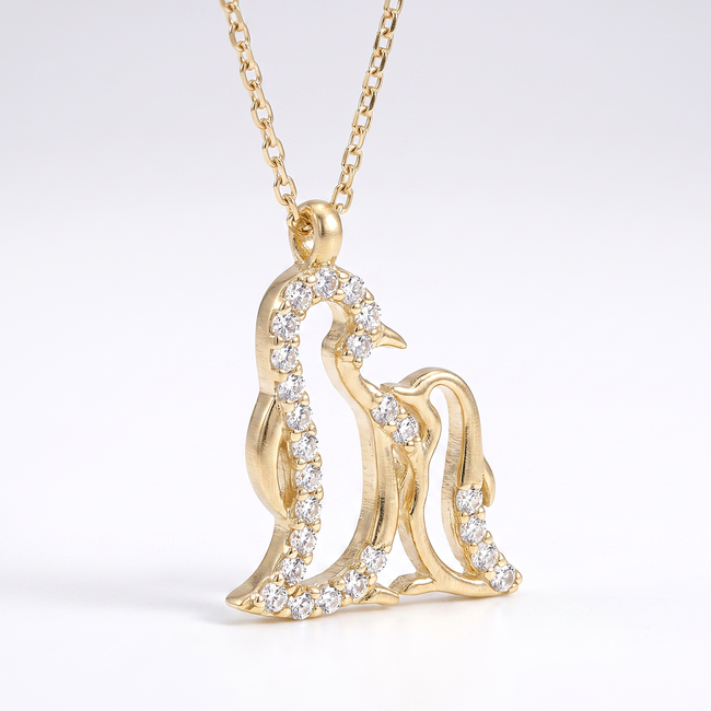 Gouden collier met pinguïn en baby