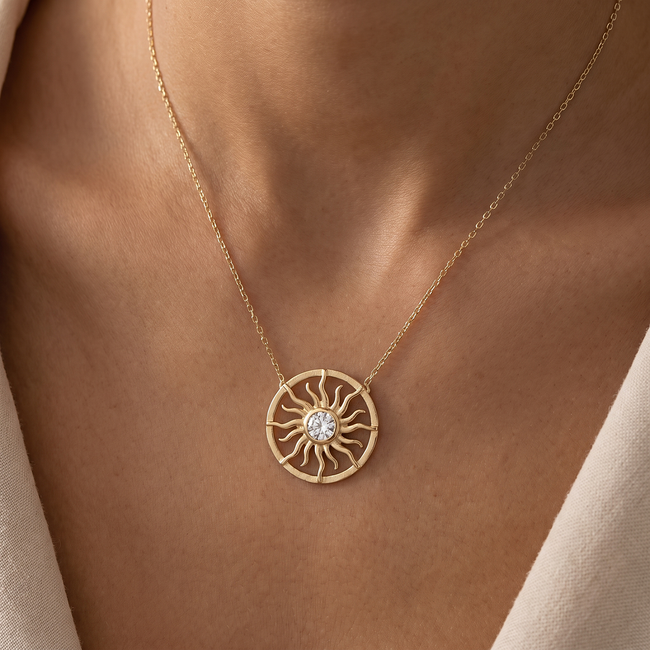 Gouden ketting met zonvormige hanger en steen