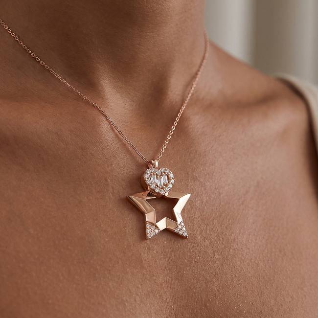 Roségouden ketting met sterhanger en hartdetail