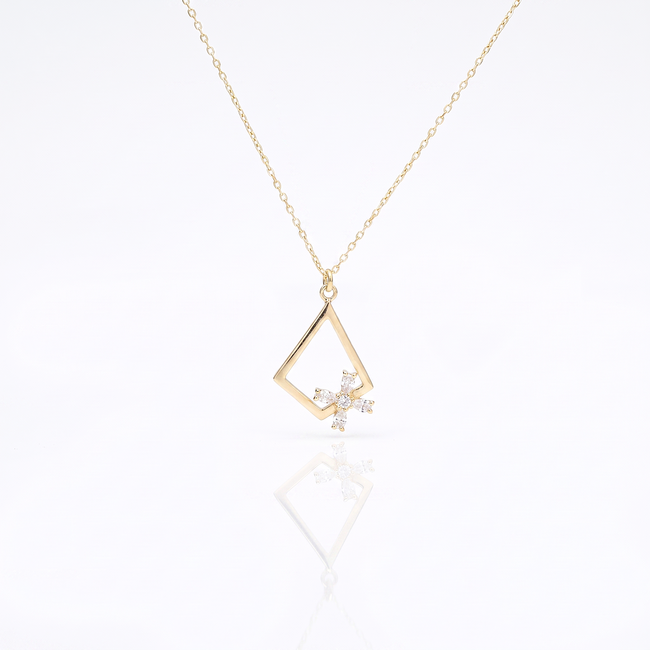Gouden collier met open ruit en bloemdetail