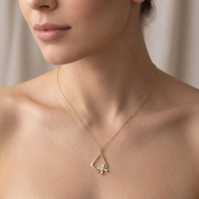 Gouden collier met open ruit en bloemdetail