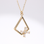 Gouden collier met open ruit en bloemdetail