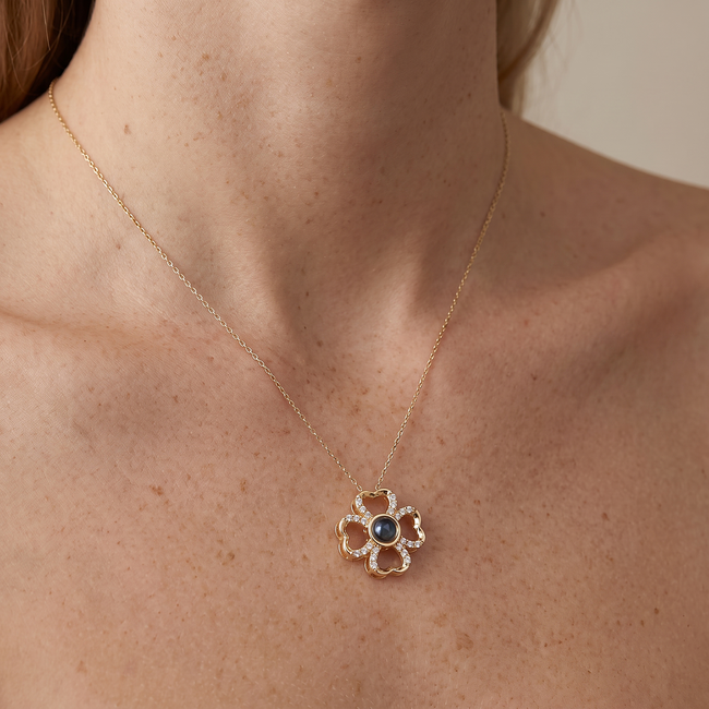 Gouden collier met liefdesbloem van hartjes