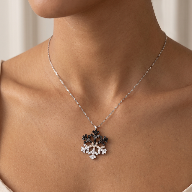 Witgouden collier met sneeuwvlok in kleur