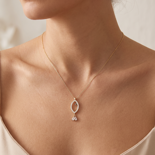 Gouden collier met visvormige hanger en details