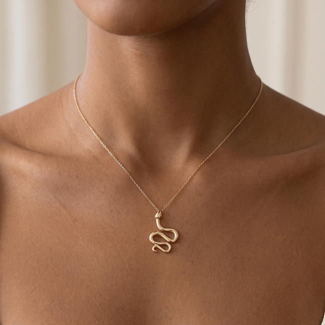 Gouden collier met slanghanger en uitstraling