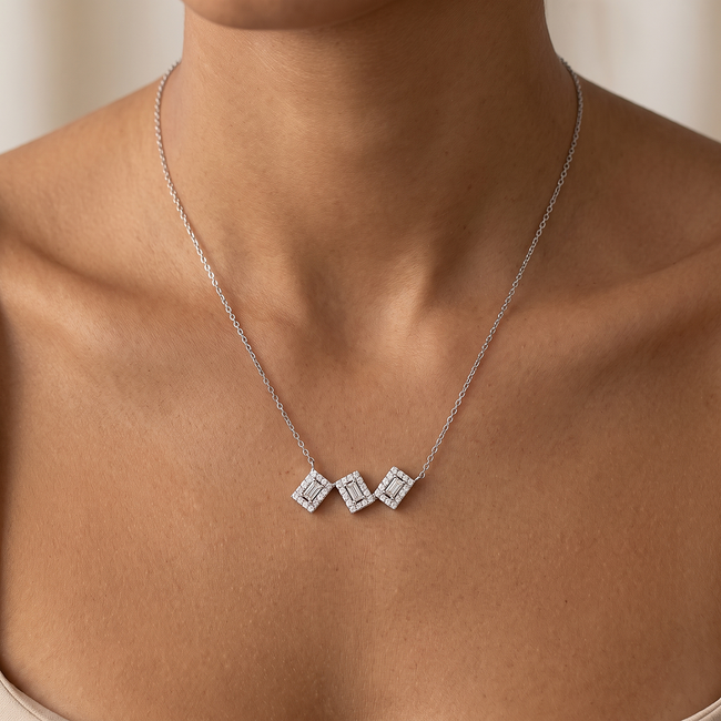 Witgouden collier drie vierkanten 0,25 ct