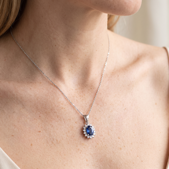 Witgouden ketting met ovale saffier