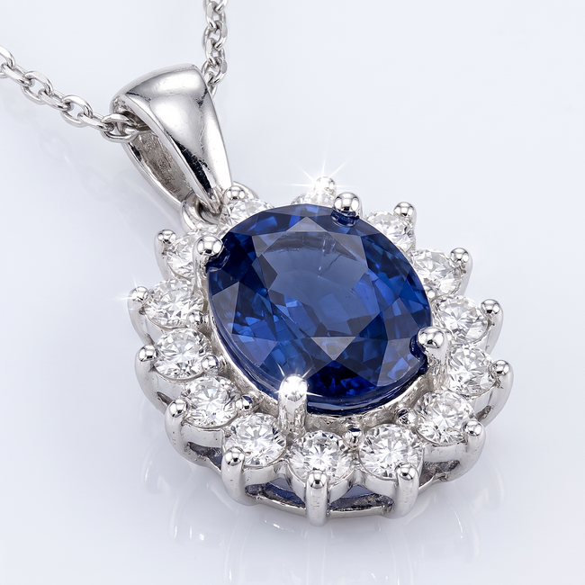 Witgouden ketting met ovale saffier