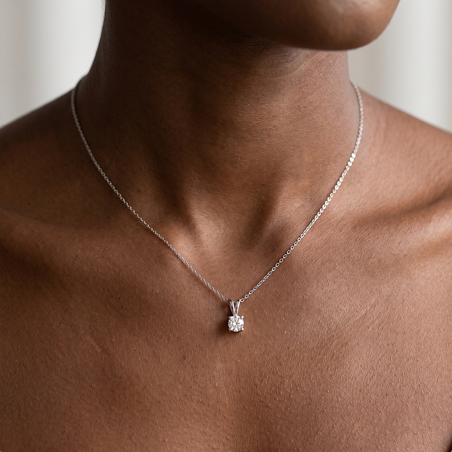 Witgouden solitair collier met V-beugel