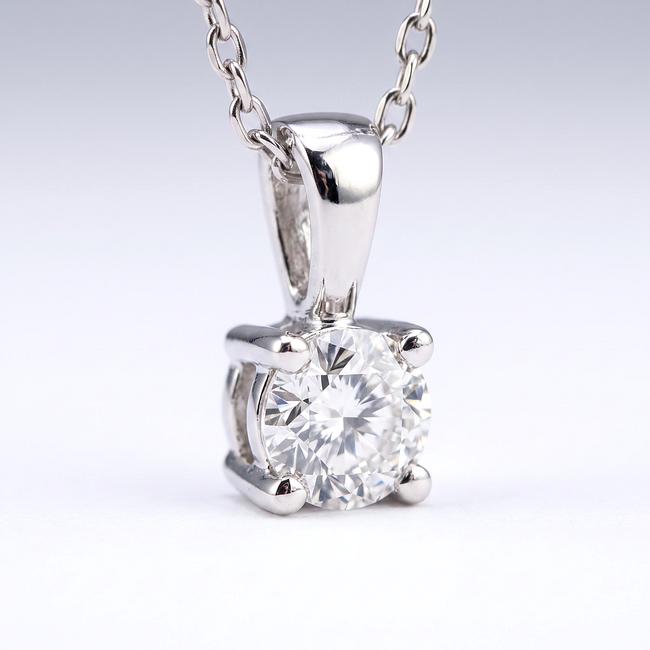Witgouden solitair collier met V-beugel