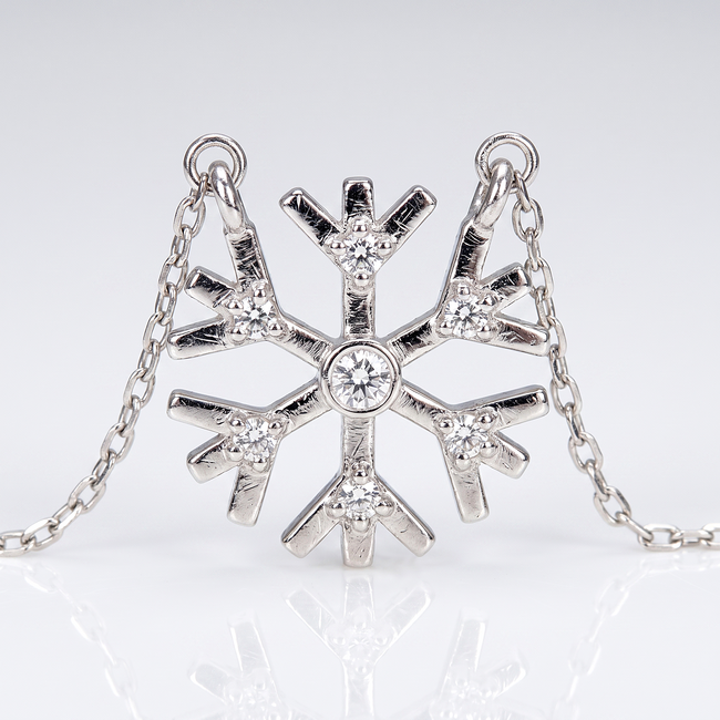 Witgouden sneeuwvlokhanger met 0,10 ct diamanten