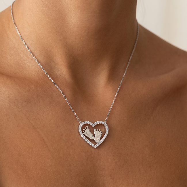 Witgouden hart collier met babyvoetjes