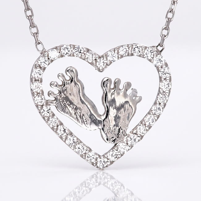 Witgouden hart collier met babyvoetjes