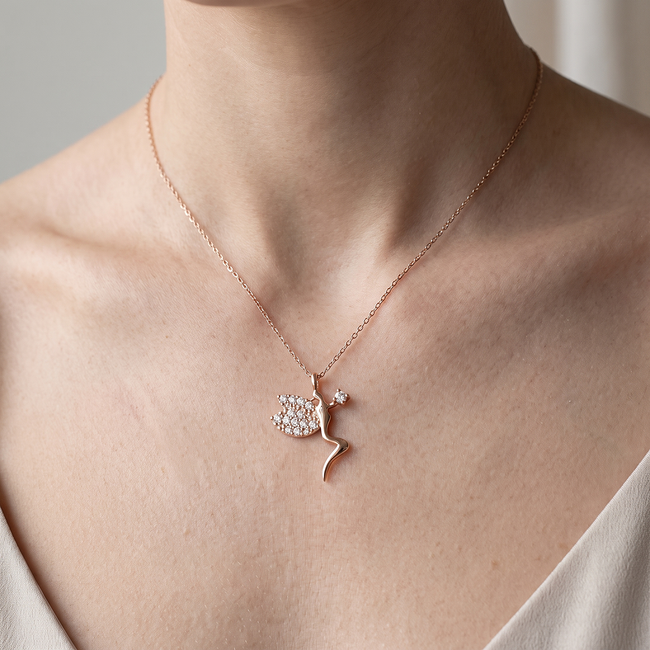 Roségouden collier met elfjes hanger en diamanten