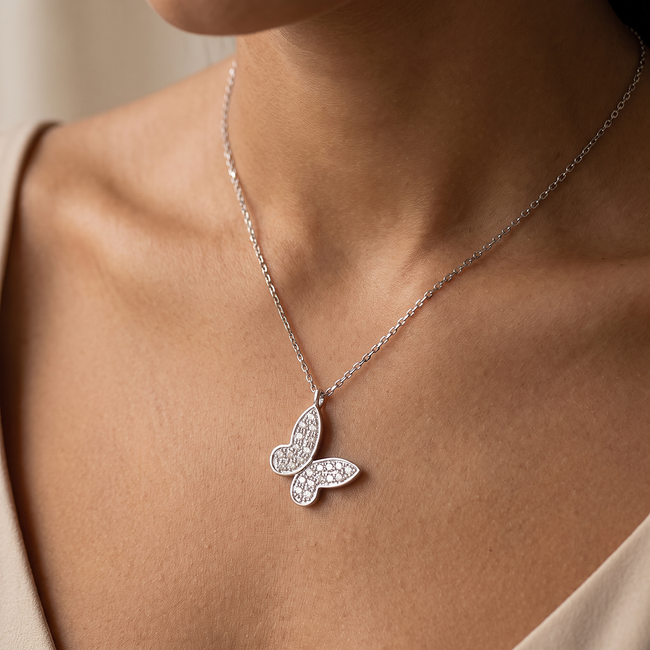 Witgouden collier met diamanten vlinder