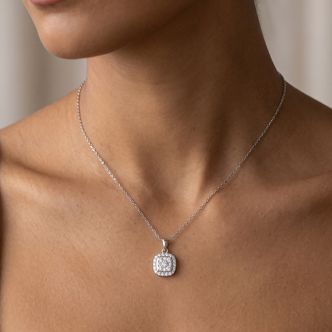 Witgouden collier met vierkante diamanthanger