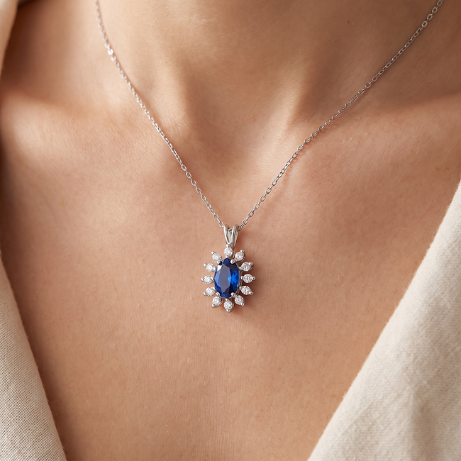Witgouden collier met ovale saffier