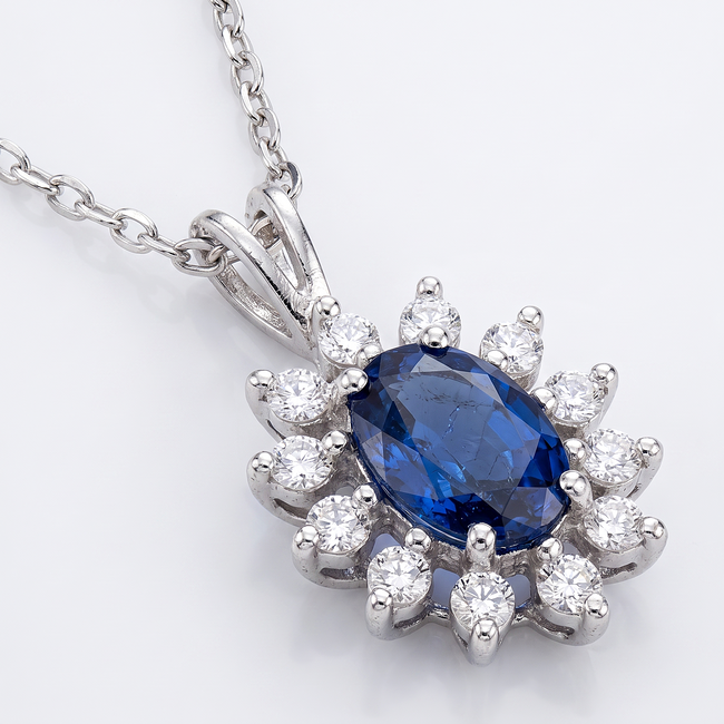 Witgouden collier met ovale saffier