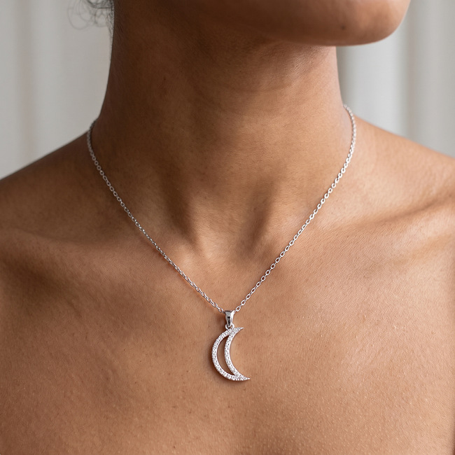 Witgouden maan collier 0,10 ct diamant