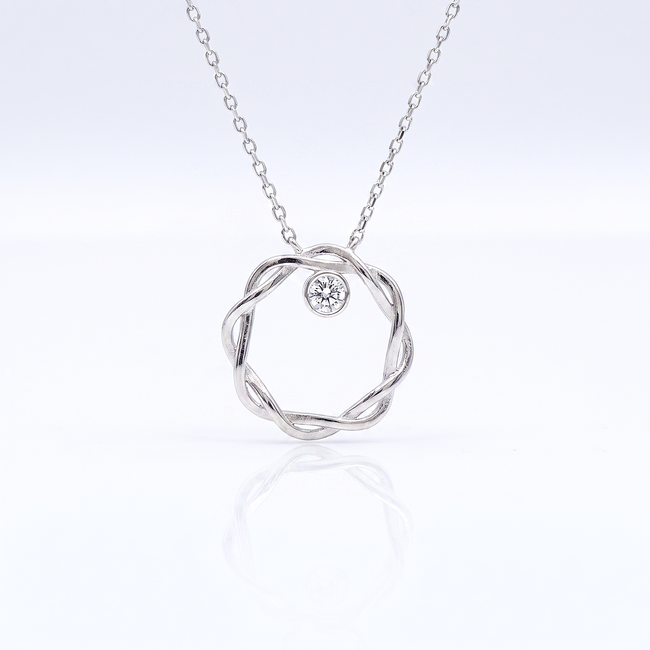 Witgouden collier met gedraaide cirkelhanger
