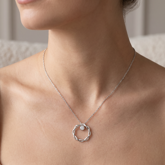 Witgouden collier met gedraaide cirkelhanger