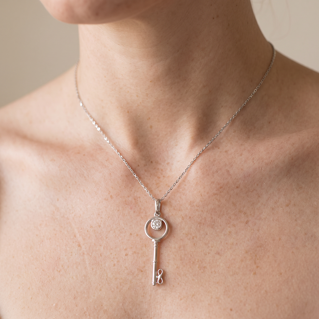 Witgouden sleutel collier 0,08 ct diamant