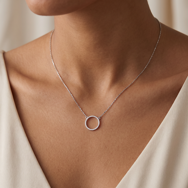 Witgouden cirkel collier 0,14 ct diamant