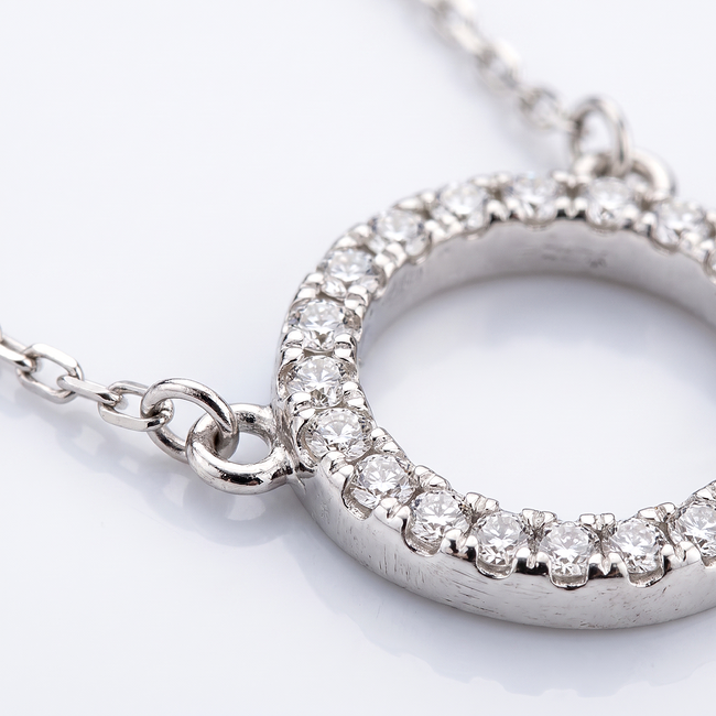 Witgouden cirkel collier 0,14 ct diamant
