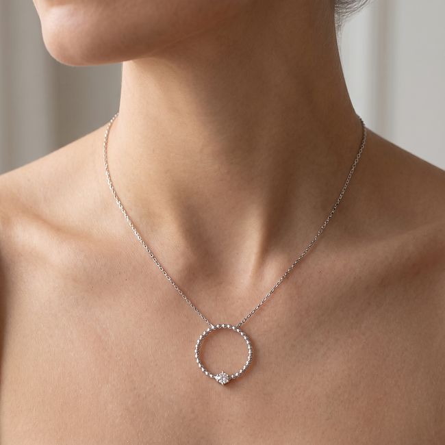 Witgouden cirkel collier met 0,09 ct G SI diamant