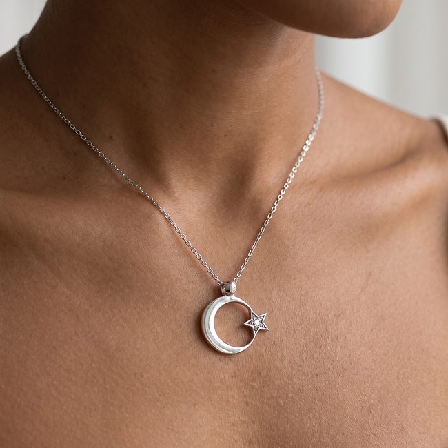 Witgouden maan en ster collier 0,03 ct