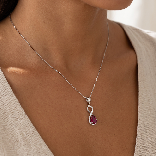 Witgouden infinity collier met robijn 0,87 ct