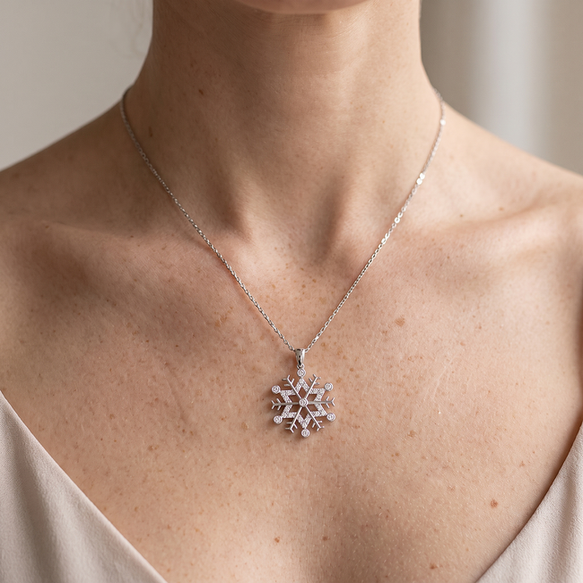 Witgouden sneeuwvlok collier met 0,11 ct diamant