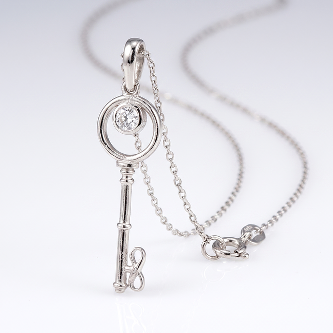 Sleutel hanger van witgoud met briljant diamantje
