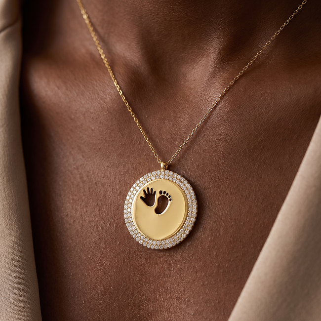 Gouden collier met babyvoetje en handje