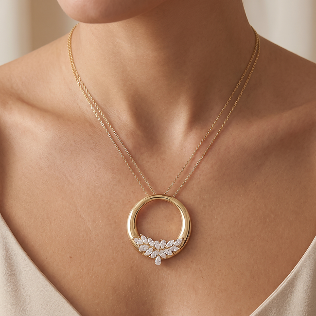 Gouden collier met ronde hanger en zirkonia