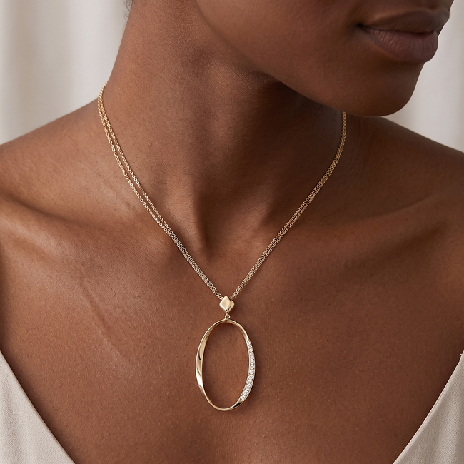 Gouden collier met grote ovale hanger en zirkonia