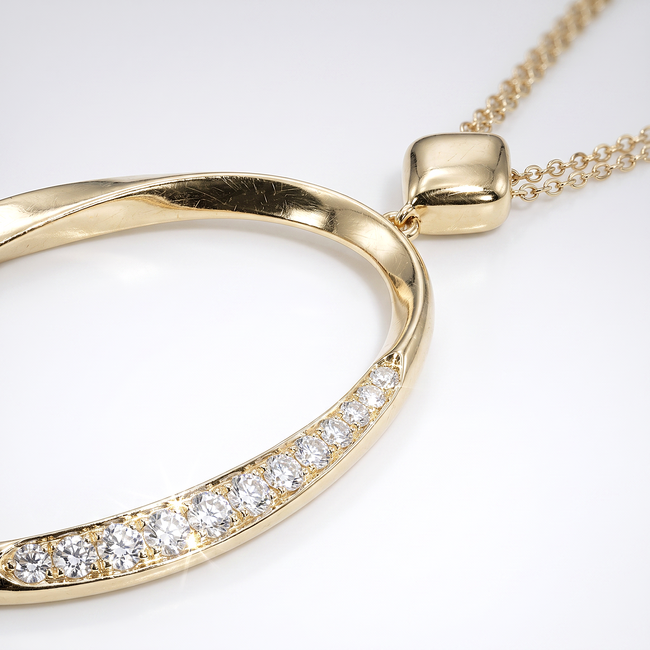Gouden collier met grote ovale hanger en zirkonia