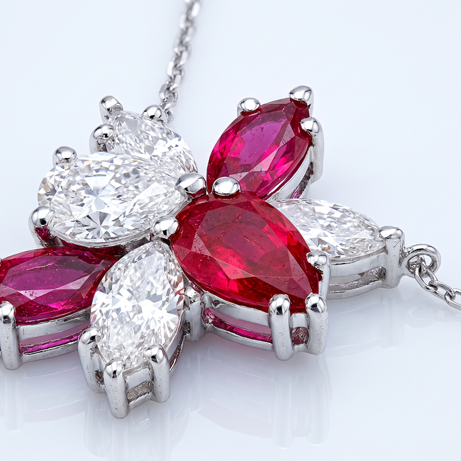 Labdiamanten collier 2,85 ct in bloemvorm